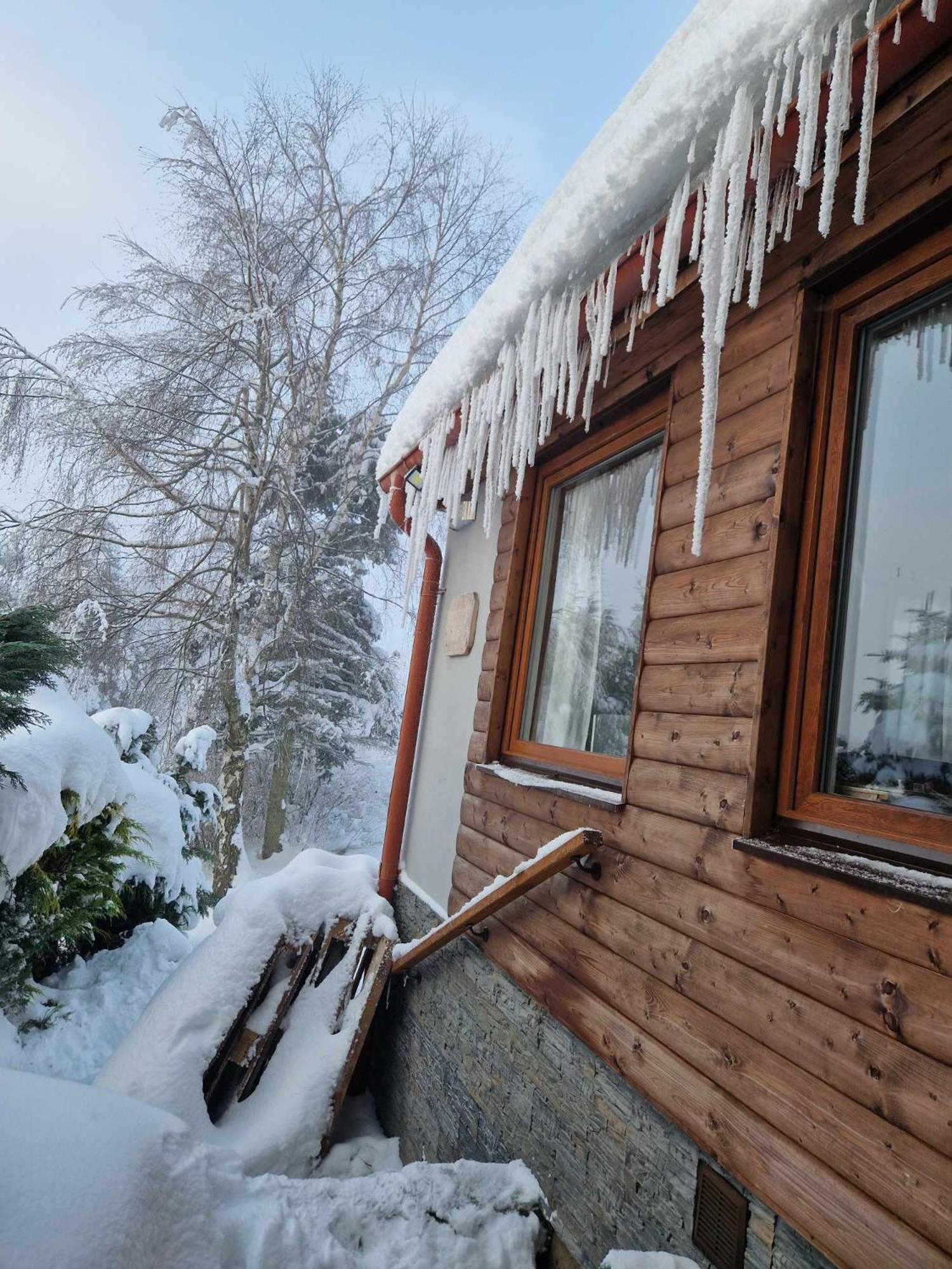 Jeleni Drevenice S Vlastni Virivkou Ferienhaus Horni Halze